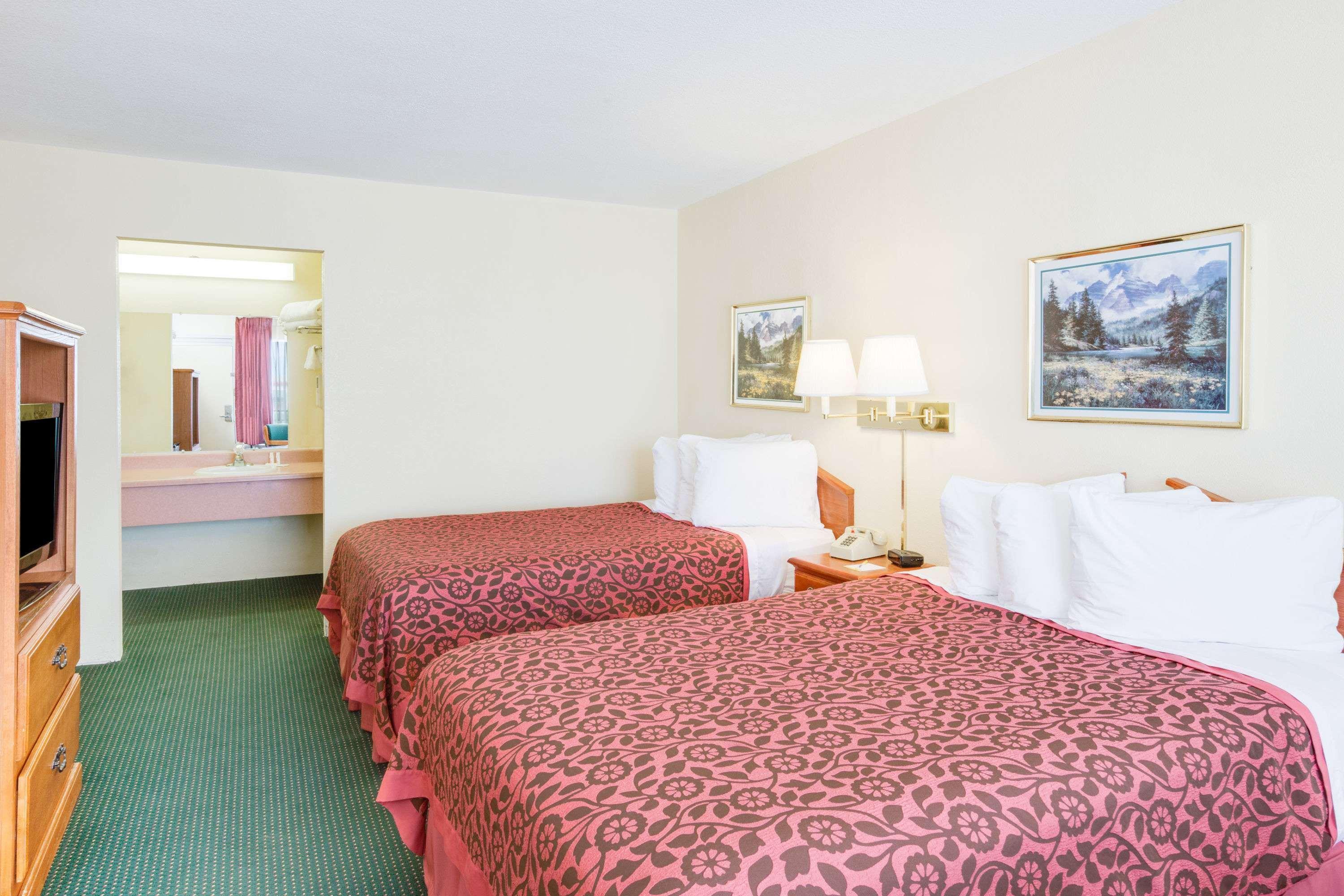 Days Inn By Wyndham Newport Exterior photo
