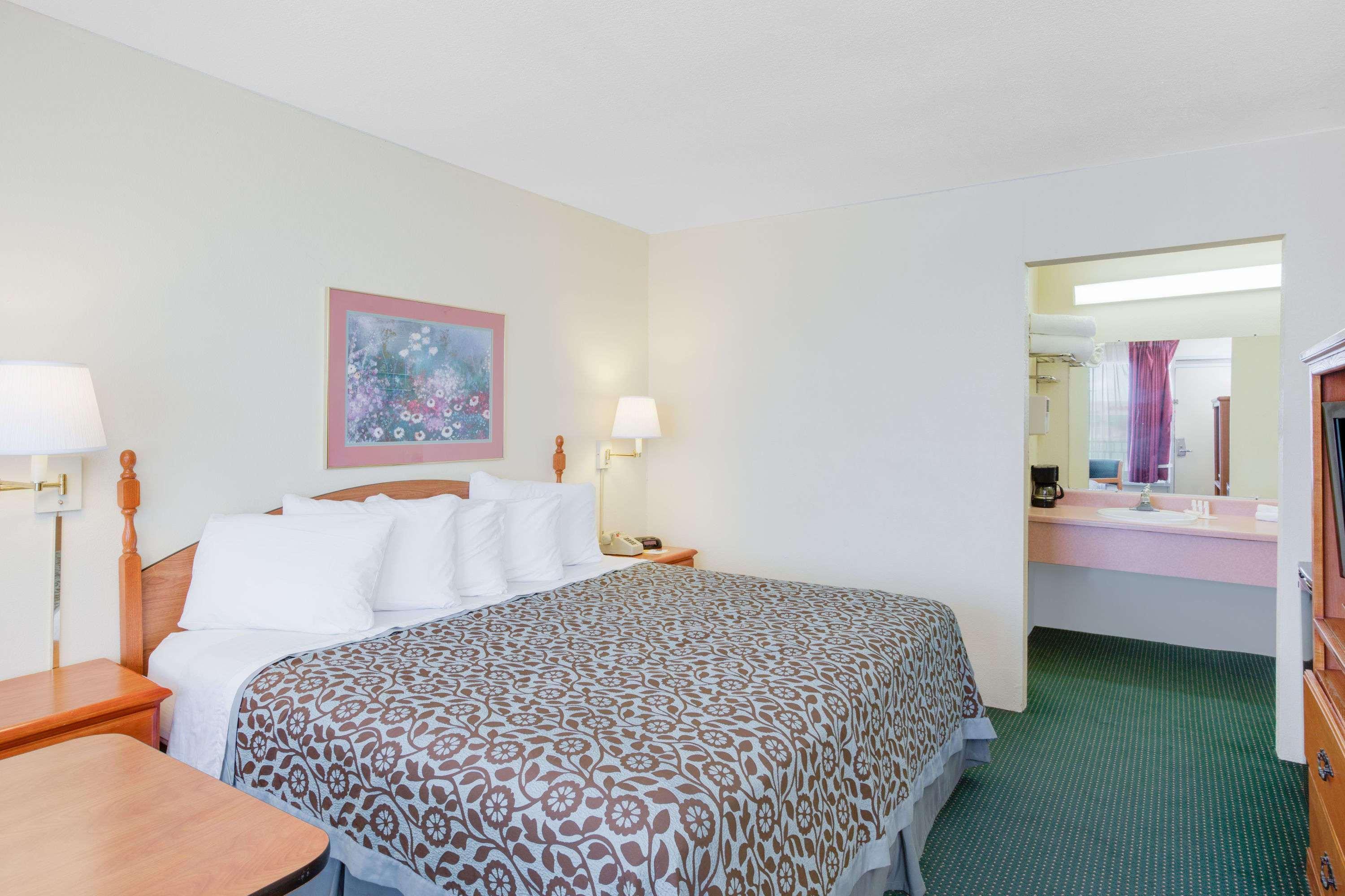 Days Inn By Wyndham Newport Exterior photo