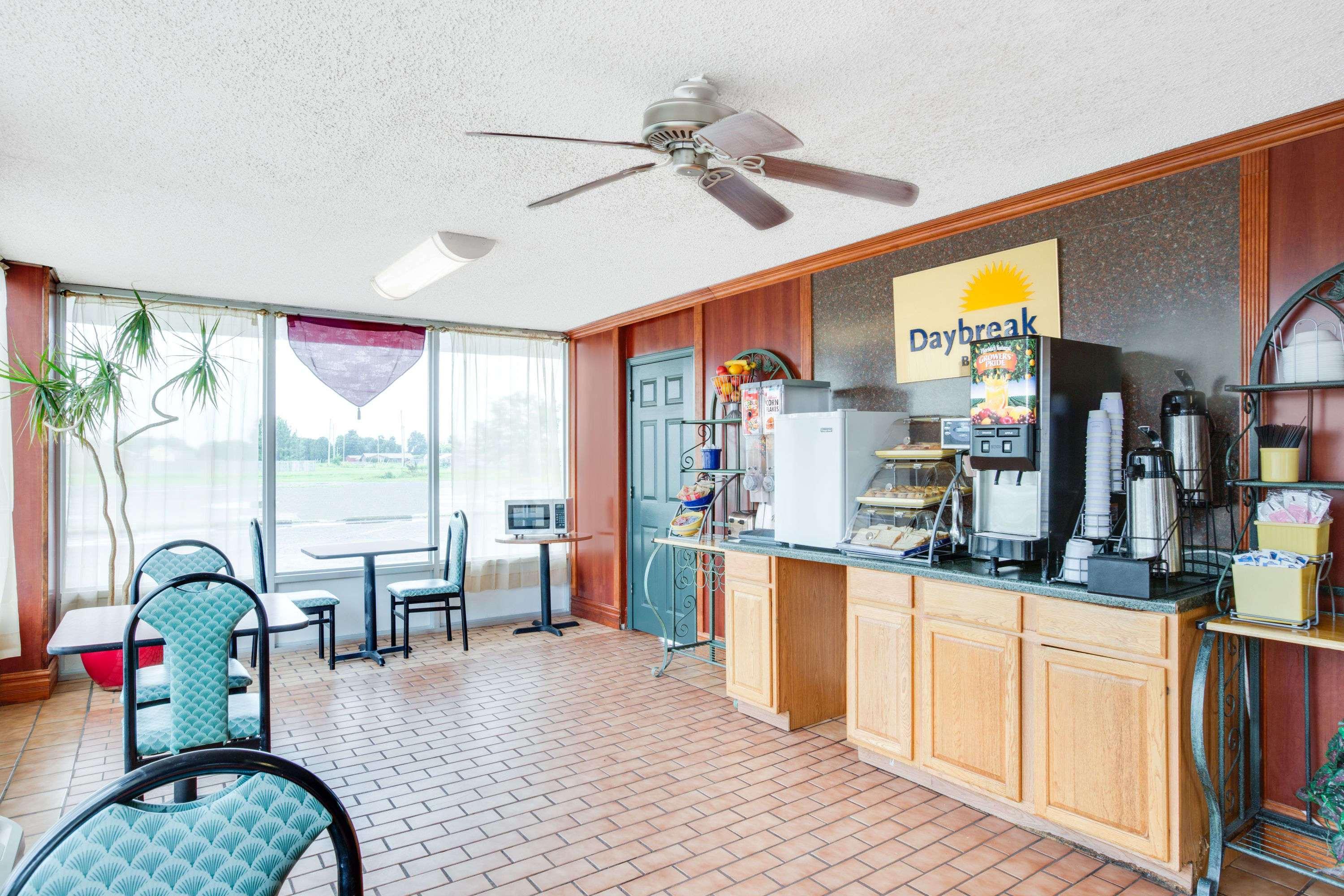 Days Inn By Wyndham Newport Exterior photo
