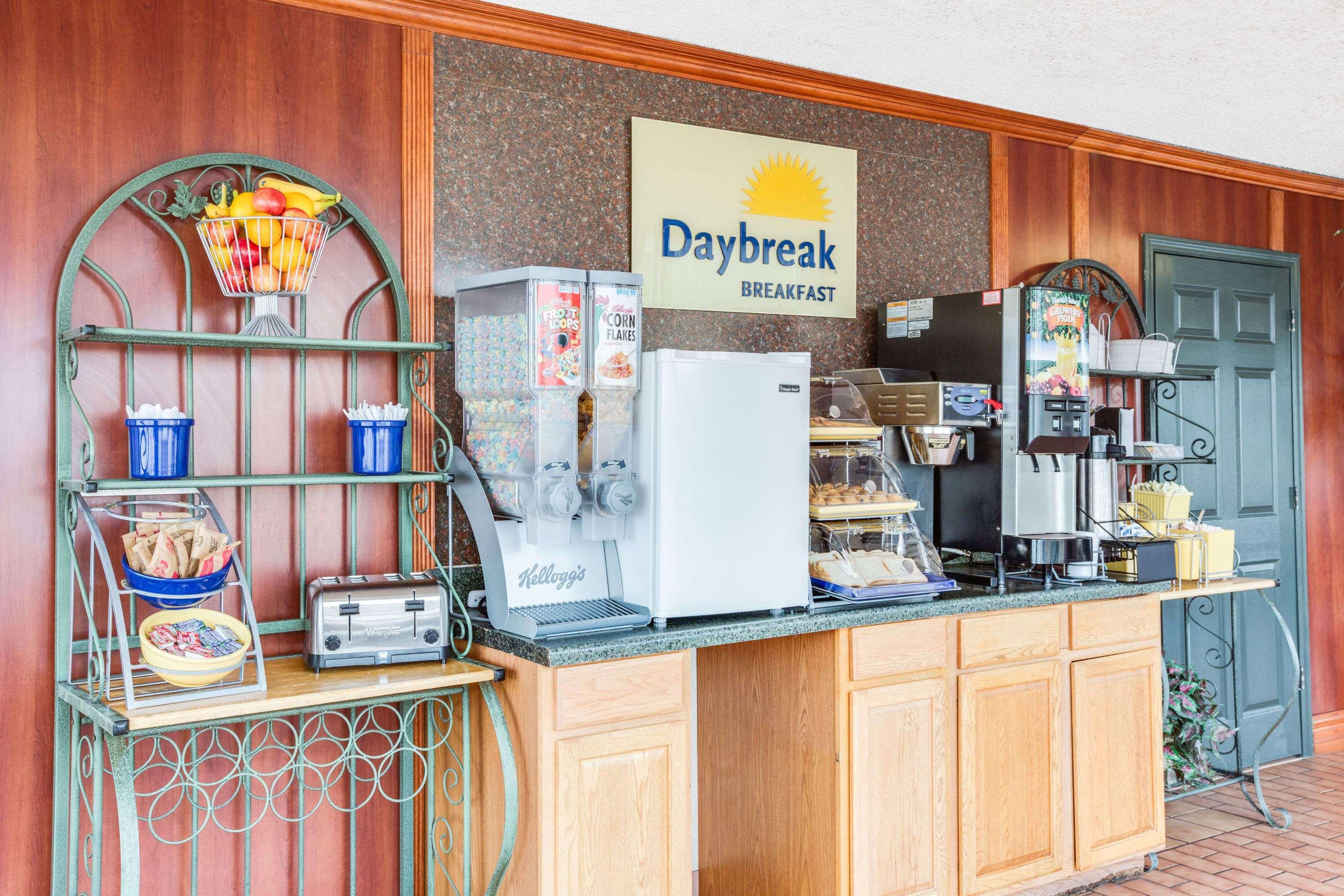 Days Inn By Wyndham Newport Exterior photo