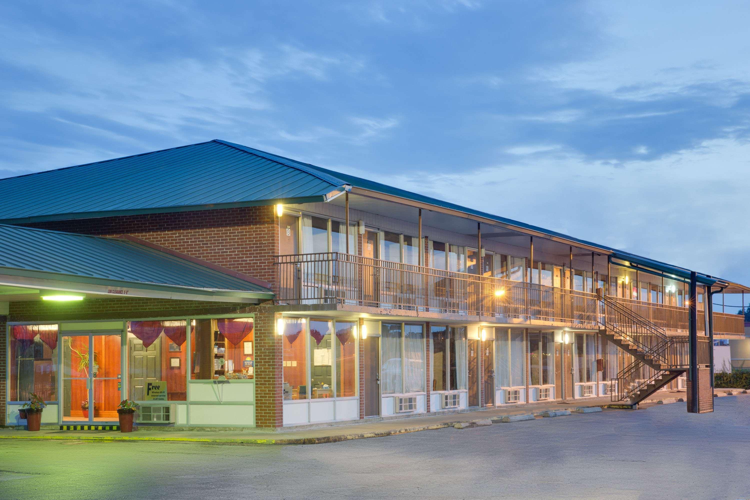 Days Inn By Wyndham Newport Exterior photo