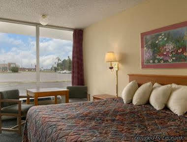 Days Inn By Wyndham Newport Exterior photo