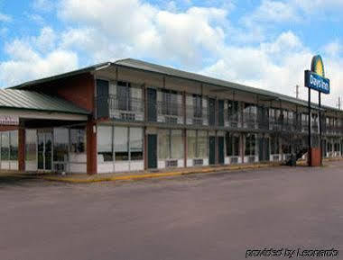 Days Inn By Wyndham Newport Exterior photo